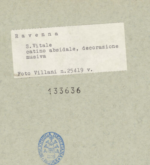 Rückseite von Villani [https://www.deutsche-digitale-bibliothek.de/content/lizenzen/rv-ez/] Dekoration des PresbyteriumsChristus als Kosmokrator zwischen Engeln, dem heiligen Vitalis und Bischof Ecclesius; Die Opferung von Kaiser Justinian; Die Opferung der Kaiserin TeodoraChristus als Kosmokrator zwischen Engeln, dem heiligen Vitalis und Bischof Ecclesius - Gesamtansicht, bh133636_recto. Foto.