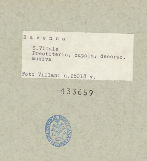 Rückseite von Villani [https://www.deutsche-digitale-bibliothek.de/content/lizenzen/rv-ez/] Dekoration des PresbyteriumsLamm Gottes in einem von Engeln getragenen Clipeus - Agnus Dei und Engel, bh133659_recto. Foto.