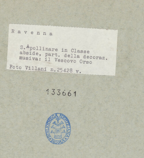 Rückseite von Villani [https://www.deutsche-digitale-bibliothek.de/content/lizenzen/rv-ez/] ApsismosaikMosaik der Apsiswand: Kaiser Konstantin IV. Pogonatus übergibt die Privilegien der Kirche von Ravenna an Reparatus, den Boten von Erzbischof Maurus; die Bischöfe Ecclesius, Severus, Ursus und Ursicinus; die Opfergaben von Abel, Melchisedek und Abraham - Bischof Ursus, bh133661_recto. Foto: Villani.