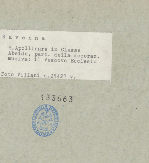 Rückseite von Villani [https://www.deutsche-digitale-bibliothek.de/content/lizenzen/rv-ez/] ApsismosaikMosaik der Apsiswand: Kaiser Konstantin IV. Pogonatus übergibt die Privilegien der Kirche von Ravenna an Reparatus, den Boten von Erzbischof Maurus; die Bischöfe Ecclesius, Severus, Ursus und Ursicinus; die Opfergaben von Abel, Melchisedek und Abraham - Bischof Ecclesius, bh133663_recto. Foto: Villani.