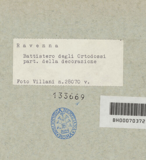 Rückseite von Villani [https://www.deutsche-digitale-bibliothek.de/content/lizenzen/rv-ez/] Stuckdekoration der Fensterzone: Propheten in Ädikulen und symbolische BilderPropheten in Ädikulen; oben: Christus, der Schlange und Löwe zertritt; fantastische Tiere verschlingen den Menschen - Gesamtansicht, bh133669_recto. Foto: Villani.