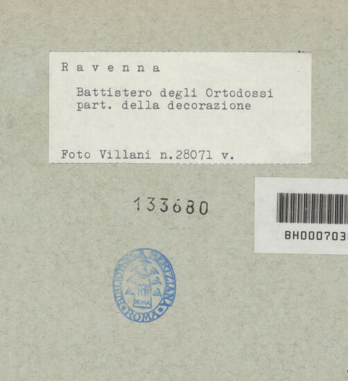 Rückseite von Villani [https://www.deutsche-digitale-bibliothek.de/content/lizenzen/rv-ez/] Mosaikdekoration der Kuppel, der Pendentifs und der SockelzoneUnteres Register: Nischen mit Thronen und Altären. Pendentifs - Pendentif, Detail (unten: Propheten in Ädikulae), bh133680_recto. Foto: Villani.