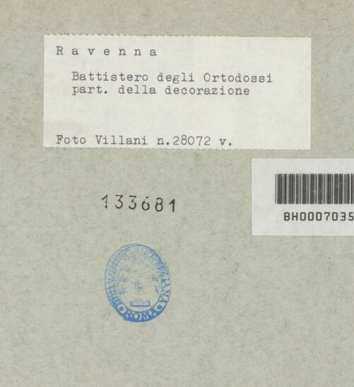 Rückseite von Villani [https://www.deutsche-digitale-bibliothek.de/content/lizenzen/rv-ez/] Mosaikdekoration der Kuppel, der Pendentifs und der SockelzoneUnteres Register: Nischen mit Thronen und Altären. Pendentifs - Pendentif, Detail (unten: Propheten in Ädikulae), bh133681_recto. Foto: Villani.