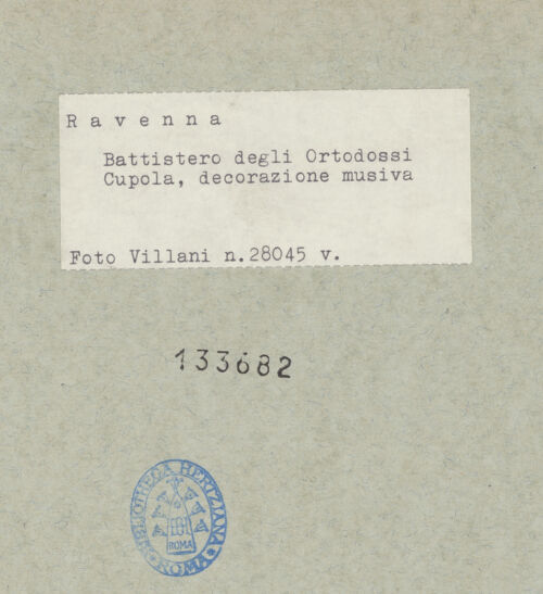 Rückseite von Villani [https://www.deutsche-digitale-bibliothek.de/content/lizenzen/rv-ez/] Mosaikdekoration der Kuppel, der Pendentifs und der SockelzoneOculuszone: Taufe Christi - Gesamtansicht, bh133682_recto. Foto: Villani.