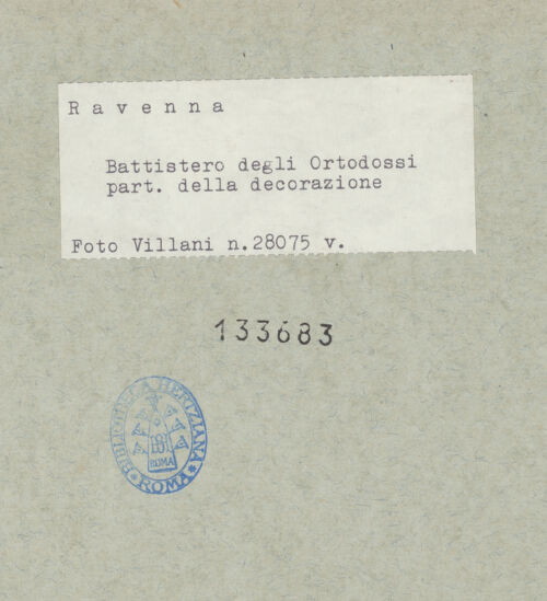 Rückseite von Villani [https://www.deutsche-digitale-bibliothek.de/content/lizenzen/rv-ez/] Mosaikdekoration der Kuppel, der Pendentifs und der SockelzoneUnteres Register: Nischen mit Thronen und Altären. Pendentifs - Zwickel eines Pendentifs mit Vogel, bh133683_recto. Foto: Villani.