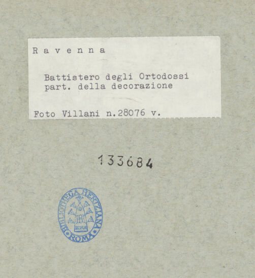 Rückseite von Villani [https://www.deutsche-digitale-bibliothek.de/content/lizenzen/rv-ez/] Mosaikdekoration der Kuppel, der Pendentifs und der SockelzoneUnteres Register: Nischen mit Thronen und Altären. Pendentifs - Zwickel eines Pendentifs mit Vogel, bh133684_recto. Foto: Villani.