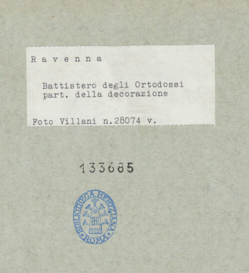 Rückseite von Villani [https://www.deutsche-digitale-bibliothek.de/content/lizenzen/rv-ez/] Mosaikdekoration der Kuppel, der Pendentifs und der SockelzoneUnteres Register: Nischen mit Thronen und Altären. Pendentifs - Zwickel eines Pendentifs mit Vogel, bh133685_recto. Foto: Villani.