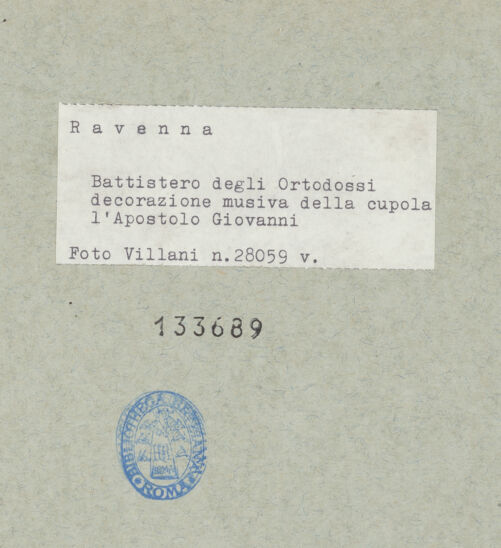 Rückseite von Villani [https://www.deutsche-digitale-bibliothek.de/content/lizenzen/rv-ez/] Mosaikdekoration der Kuppel, der Pendentifs und der SockelzoneMittleres Register: Apostel mit Kronen - Johannes, bh133689_recto. Foto: Villani.