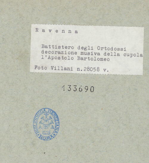 Rückseite von Villani [https://www.deutsche-digitale-bibliothek.de/content/lizenzen/rv-ez/] Mosaikdekoration der Kuppel, der Pendentifs und der SockelzoneMittleres Register: Apostel mit Kronen - Bartholomäus, bh133690_recto. Foto: Villani.