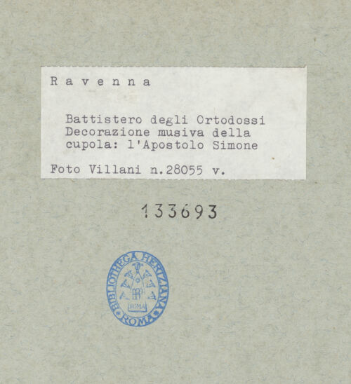 Rückseite von Villani [https://www.deutsche-digitale-bibliothek.de/content/lizenzen/rv-ez/] Mosaikdekoration der Kuppel, der Pendentifs und der SockelzoneMittleres Register: Apostel mit Kronen - Simon Cananeus, bh133693_recto. Foto: Villani.