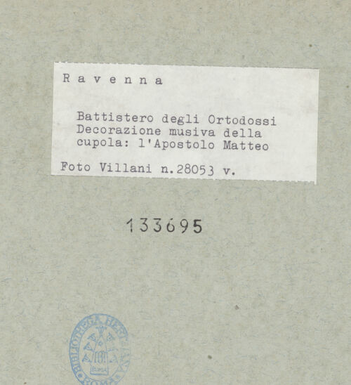 Rückseite von Villani [https://www.deutsche-digitale-bibliothek.de/content/lizenzen/rv-ez/] Mosaikdekoration der Kuppel, der Pendentifs und der SockelzoneMittleres Register: Apostel mit Kronen - Matthäus, bh133695_recto. Foto: Villani.