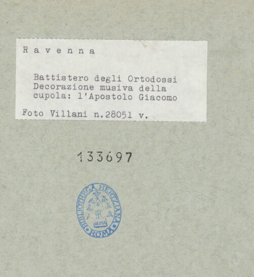 Rückseite von Villani [https://www.deutsche-digitale-bibliothek.de/content/lizenzen/rv-ez/] Mosaikdekoration der Kuppel, der Pendentifs und der SockelzoneMittleres Register: Apostel mit Kronen - Jakobus, Detail, bh133697_recto. Foto: Villani.