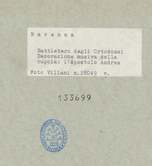 Rückseite von Villani [https://www.deutsche-digitale-bibliothek.de/content/lizenzen/rv-ez/] Mosaikdekoration der Kuppel, der Pendentifs und der SockelzoneMittleres Register: Apostel mit Kronen - Andreas, bh133699_recto. Foto: Villani.