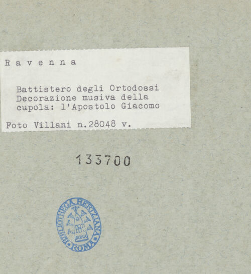 Rückseite von Villani [https://www.deutsche-digitale-bibliothek.de/content/lizenzen/rv-ez/] Mosaikdekoration der Kuppel, der Pendentifs und der SockelzoneMittleres Register: Apostel mit Kronen - Jakobus der Jüngere (Jacobus Alpheus), bh133700_recto. Foto: Villani.