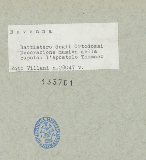 Rückseite von Villani [https://www.deutsche-digitale-bibliothek.de/content/lizenzen/rv-ez/] Mosaikdekoration der Kuppel, der Pendentifs und der SockelzoneMittleres Register: Apostel mit Kronen - Thomas, bh133701_recto. Foto: Villani.