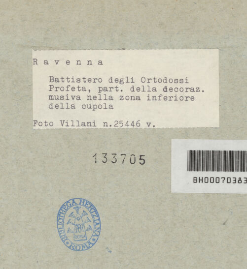 Rückseite von Villani [https://www.deutsche-digitale-bibliothek.de/content/lizenzen/rv-ez/] Mosaikdekoration der Kuppel, der Pendentifs und der SockelzoneSockelzone: Propheten in Ranken. Im Innern der Bögen: Opus Sectile mit geometrischem Ornament - Prophet, bh133705_recto. Foto: Villani.