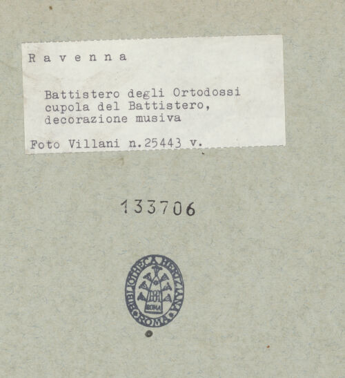 Rückseite von Villani [https://www.deutsche-digitale-bibliothek.de/content/lizenzen/rv-ez/] Mosaikdekoration der Kuppel, der Pendentifs und der Sockelzone - Kuppel, bh133706_recto. Foto: Villani.