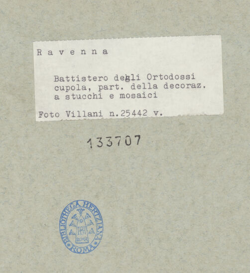 Rückseite von Villani [https://www.deutsche-digitale-bibliothek.de/content/lizenzen/rv-ez/] Mosaikdekoration der Kuppel, der Pendentifs und der Sockelzone - Teilansicht, bh133707_recto. Foto: Villani.