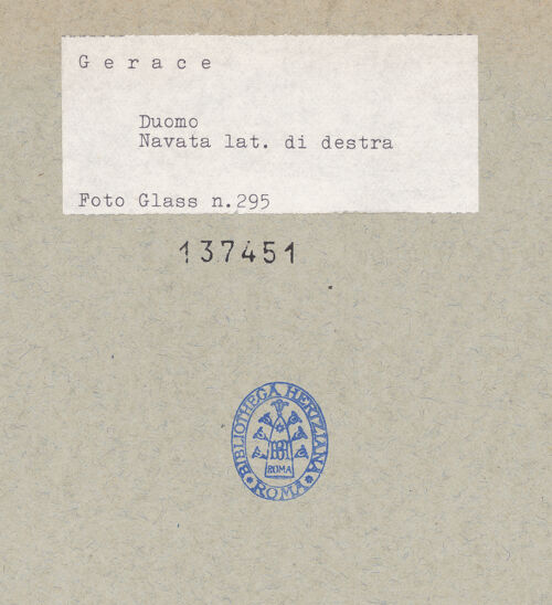 Rückseite von Glass, Dorothy [https://www.deutsche-digitale-bibliothek.de/content/lizenzen/rv-ez/] CattedraleSüdseitenschiff - Blick in Richtung Ostkapelle, bh137451_recto. Foto: Glass, Dorothy.