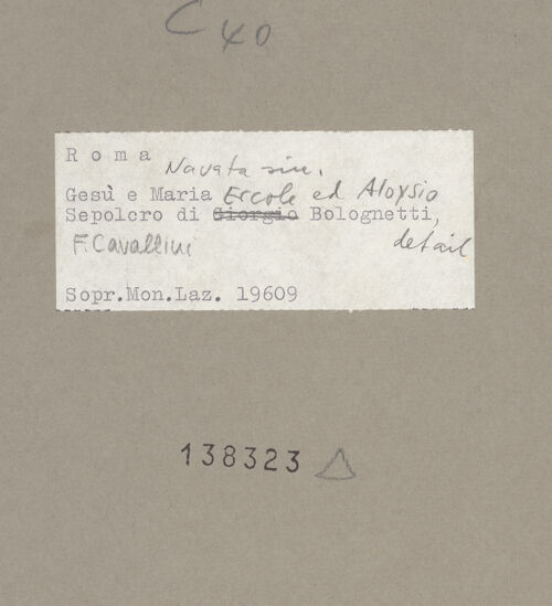 Rückseite von Sopr. Mon. Laz. [https://www.deutsche-digitale-bibliothek.de/content/lizenzen/rv-ez/] Grabmal des Ercole und des Luigi Bolognetti - Detail: Cherubim unter dem Giebel, bh138323_recto. Foto.