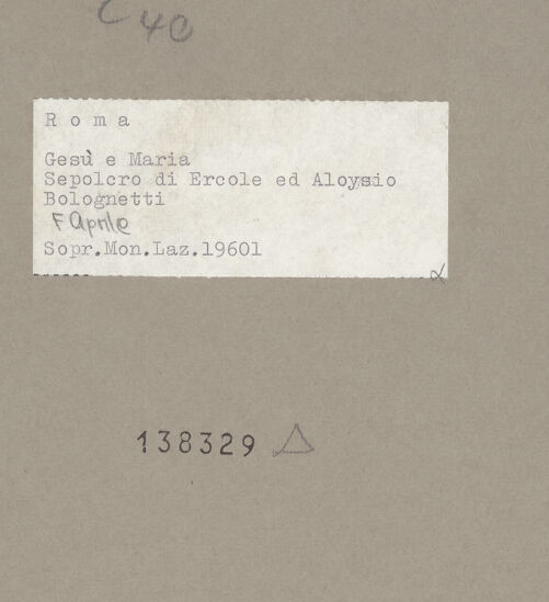 Rückseite von Sopr. Mon. Laz. [https://www.deutsche-digitale-bibliothek.de/content/lizenzen/rv-ez/] Grabmal des Ercole und des Luigi Bolognetti - Büsten und Wappen in leichter Unteransicht, bh138329_recto. Foto.