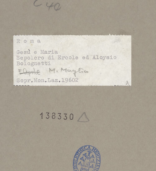 Rückseite von Sopr. Mon. Laz. [https://www.deutsche-digitale-bibliothek.de/content/lizenzen/rv-ez/] Grabmal des Ercole und des Luigi Bolognetti - Frontalansicht: Giebel und Büsten, bh138330_recto. Foto.