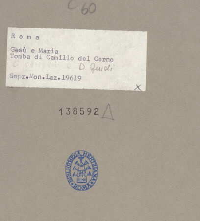 Rückseite von Sopr. Mon. Laz. [https://www.deutsche-digitale-bibliothek.de/content/lizenzen/rv-ez/] Grabmal für Camillo Del Corno - Detail in Unteransicht: Figuren des Tod und Verstorbenen, bh138592_recto. Foto.