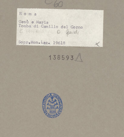 Rückseite von Sopr. Mon. Laz. [https://www.deutsche-digitale-bibliothek.de/content/lizenzen/rv-ez/] Grabmal für Camillo Del Corno - Detail in Unteransicht: Oberkörper des Tod und Verstorbener, bh138593_recto. Foto.