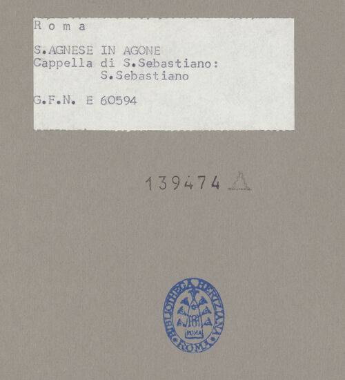 Rückseite von ICCD [https://www.deutsche-digitale-bibliothek.de/content/lizenzen/rv-ez/] Der heilige Sebastian - Statue, Frontalansicht, bh139474_recto. Foto.