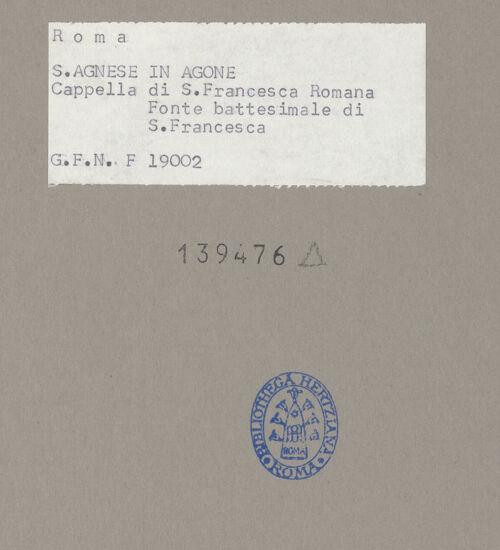 Rückseite von ICCD [https://www.deutsche-digitale-bibliothek.de/content/lizenzen/rv-ez/] Taufstein der heiligen Franziska Romana flankiert von barocken Putten - Gesamtansicht mit Teil der Rahmung, bh139476_recto. Foto.