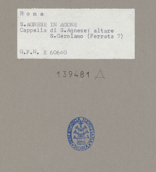 Rückseite von ICCD [https://www.deutsche-digitale-bibliothek.de/content/lizenzen/rv-ez/] Rahmendekoration mit Porträtmedaillons von Kirchenvätern im Profil - Detail: der heilige Hieronymus (?), bh139481_recto. Foto.