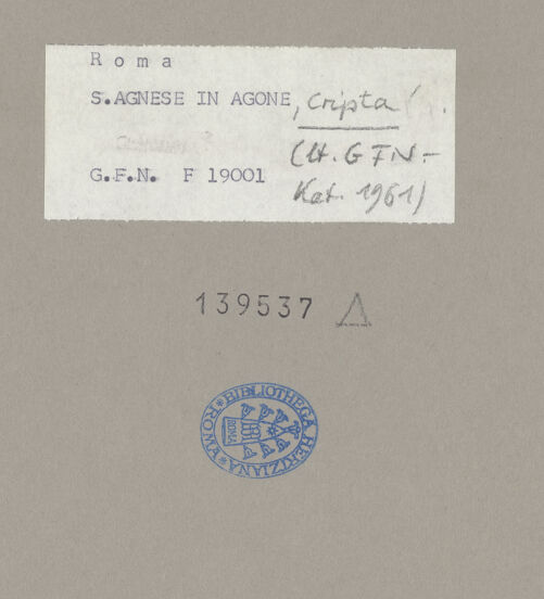 Rückseite von ICCD [https://www.deutsche-digitale-bibliothek.de/content/lizenzen/rv-ez/] Ein Engel bringt der heiligen Agnes ein weißes Gewand, dahinter fliehende Soldaten, die drei Engel im Himmel erblicken - Gesamtansicht, bh139537_recto. Foto.