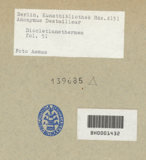 Rückseite von Kunstbibliothek [https://www.deutsche-digitale-bibliothek.de/content/lizenzen/rv-ez/] Codex Destailleur DDiocletians-Thermen: Heizungssystem und Bodenprofil mit Gangquerschnitt - Ausschnitt, bh139685_recto. Foto.