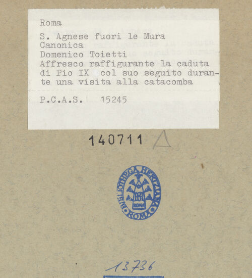 Rückseite von Pontificia Commissione di Archeologia Sacra [https://www.deutsche-digitale-bibliothek.de/content/lizenzen/rv-ez/] Pius IX. stürzt bei der Besichtigung von Sant'Agnese mit seinem Gefolge ins Kellergeschoß, bleibt jedoch unverletzt - , bh140711_recto. Foto.