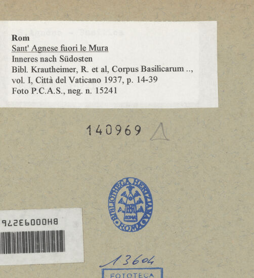 Rückseite von P. C. A. S. [https://www.deutsche-digitale-bibliothek.de/content/lizenzen/rv-ez/] Sant'Agnese fuori le MuraInnenraumMittelschiff - Inneres nach Südosten, bh140969_recto. Foto.