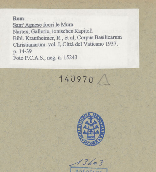 Rückseite von P. C. A. S. [https://www.deutsche-digitale-bibliothek.de/content/lizenzen/rv-ez/] Sant'Agnese fuori le MuraInnenraumNarthex / westliche Vorhalle - Narthex, Gallerie, ionisches Kapitell, bh140970_recto. Foto.