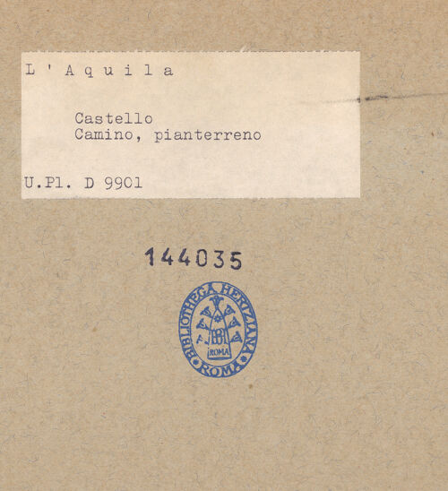 Rückseite von Bibliotheca Hertziana [https://www.deutsche-digitale-bibliothek.de/content/lizenzen/rv-fz/] Kamin mit einem Portraitmedaillon Kaiser Karls V. - Seitenansicht von links, bh144035_recto. Foto.