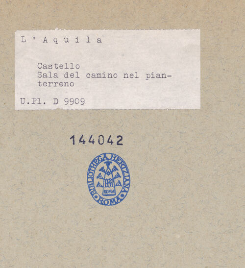 Rückseite von Bibliotheca Hertziana [https://www.deutsche-digitale-bibliothek.de/content/lizenzen/rv-fz/] Kamin mit einem Portraitmedaillon Kaiser Karls V. - Gesamtansicht, frontal, bh144042_recto. Foto.