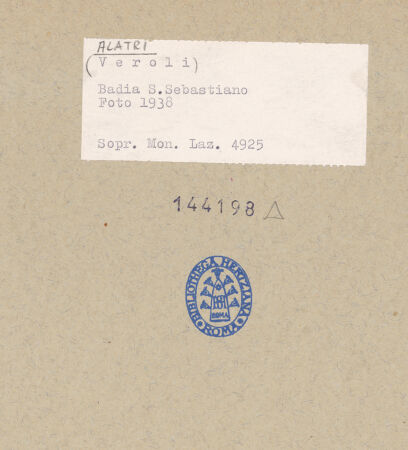 Rückseite von Sopr. Mon. Laz. [https://www.deutsche-digitale-bibliothek.de/content/lizenzen/rv-ez/] Badia di San SebastianoChiostro - Süd- und Westflügel, bh144198_recto. Foto.