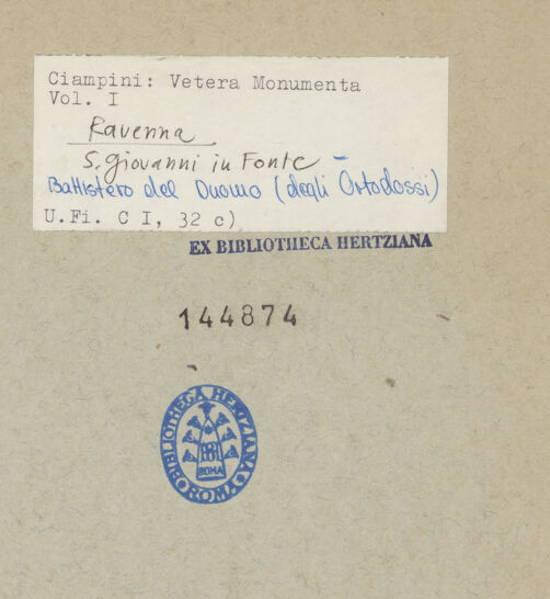 Rückseite von Bibliotheca Hertziana [https://www.deutsche-digitale-bibliothek.de/content/lizenzen/rv-fz/] Joannis Ciampini Romani, Vetera monimenta, in quibus praecipue musiva opera sacrarum, profanarumque aedium structura, ac nonnulli antiqui ritus dissertationibus, iconibusque illustrantur. Prima pars: a primo Christi saeculo ad quintum. Praecedit vita auctoris, nunc primum ipsius operibus addita, Romae 1747. Sumptibus Caroli Giannini (...), Ex typographia KomarekTab. LXIX: Fig.1: Ravenna, San Giovanni in Fonte, Grundriss; Fig. 2: Archivolten mit Inschriften - Gesamtansicht, bh144874_recto. Foto.