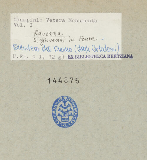 Rückseite von Bibliotheca Hertziana [https://www.deutsche-digitale-bibliothek.de/content/lizenzen/rv-fz/] Joannis Ciampini Romani, Vetera monimenta, in quibus praecipue musiva opera sacrarum, profanarumque aedium structura, ac nonnulli antiqui ritus dissertationibus, iconibusque illustrantur. Prima pars: a primo Christi saeculo ad quintum. Praecedit vita auctoris, nunc primum ipsius operibus addita, Romae 1747. Sumptibus Caroli Giannini (...), Ex typographia KomarekTab. LXXII: Ravenna, San Giovanni in Fonte, Baptisterium der Orthodoxen: Vier Propheten in aus Akanthusranken geformten Medaillons - Gesamtansicht, bh144875_recto. Foto.