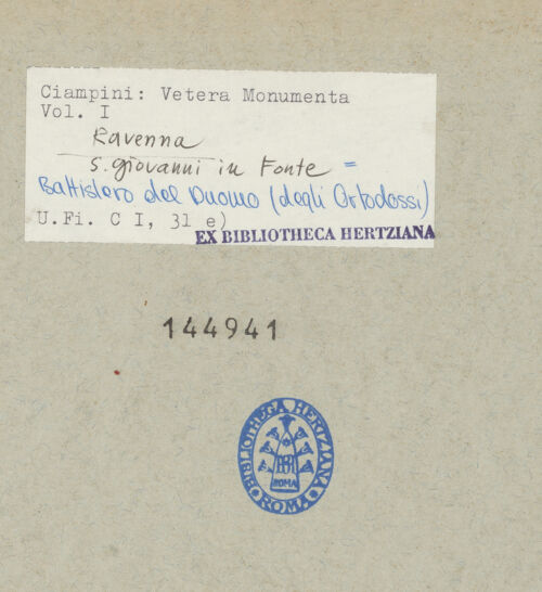 Rückseite von Bibliotheca Hertziana [https://www.deutsche-digitale-bibliothek.de/content/lizenzen/rv-fz/] Joannis Ciampini Romani, Vetera monimenta, in quibus praecipue musiva opera sacrarum, profanarumque aedium structura, ac nonnulli antiqui ritus dissertationibus, iconibusque illustrantur. Prima pars: a primo Christi saeculo ad quintum. Praecedit vita auctoris, nunc primum ipsius operibus addita, Romae 1747. Sumptibus Caroli Giannini (...), Ex typographia KomarekTab. LXX. Ravenna, San Giovanni in Fonte, Kuppelmosaik mit der Taufe Christi im Zentrum und den Aposteln in dem umgebenden Kreisregister - Gesamtansicht, bh144941_recto. Foto.