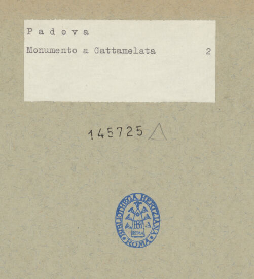 Rückseite von unbekannt [https://www.deutsche-digitale-bibliothek.de/content/lizenzen/rv-fz/] Reiterdenkmal des Erasmus da Narni: il Gattamelata - Umzug des Denkmals vor dem Krieg, bh145725_recto. Foto.