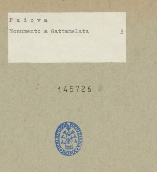 Rückseite von unbekannt [https://www.deutsche-digitale-bibliothek.de/content/lizenzen/rv-fz/] Reiterdenkmal des Erasmus da Narni: il Gattamelata - Umzug des Denkmals vor dem Krieg, bh145726_recto. Foto.