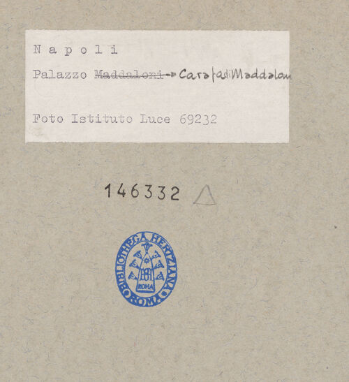 Rückseite von Istituto Luce [https://www.deutsche-digitale-bibliothek.de/content/lizenzen/rv-fz/] Palazzo Carafa di Maddaloni - Detail des Hofes nach den Bombentreffern, bh146332_recto. Foto.