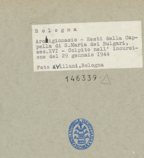 Rückseite von Villani (Bologna) [https://www.deutsche-digitale-bibliothek.de/content/lizenzen/rv-fz/] Archiginnasio - Hof und Cappella di Santa Maria dei Bulgari von Südosten - nach den Bombentreffer (29.01.1944), bh146339_recto. Foto: Villani.