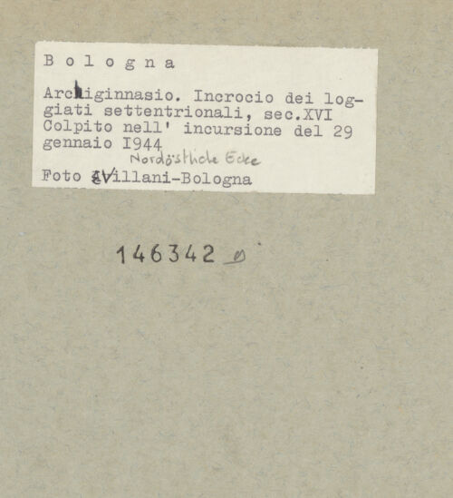 Rückseite von Villani (Bologna) [https://www.deutsche-digitale-bibliothek.de/content/lizenzen/rv-fz/] Archiginnasio - Nordöstliche Ecke - nach den Bombentreffer (29.01.1944), bh146342_recto. Foto: Villani.