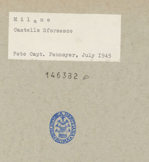 Rückseite von unbekannt [https://www.deutsche-digitale-bibliothek.de/content/lizenzen/rv-fz/] Castello SforzescoPiazza d'Armi - Nordöstliche Ecke nach den Bombentreffern, bh146382_recto. Foto: Pennoyer.