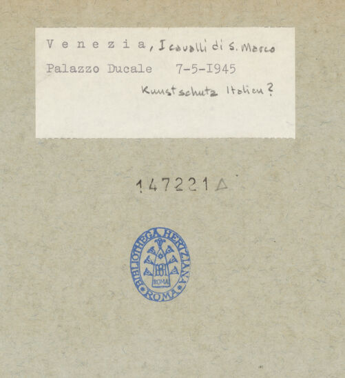 Rückseite von unbekannt [https://www.deutsche-digitale-bibliothek.de/content/lizenzen/rv-fz/] Quadriga, sog. Pferde von San Marco (Cavalli di San Marco) - Die Pferde im Palazzo Ducale, Venedig (1945), bh147221_recto. Foto.