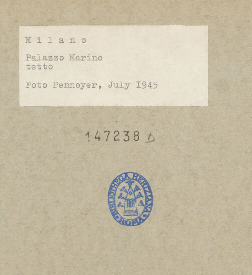 Rückseite von unbekannt [https://www.deutsche-digitale-bibliothek.de/content/lizenzen/rv-ez/] Palazzo Marino - Dach (nach den Bombentreffer, 1943.08.12-13), bh147238_recto. Foto: Pennoyer, A.S. (Captain).